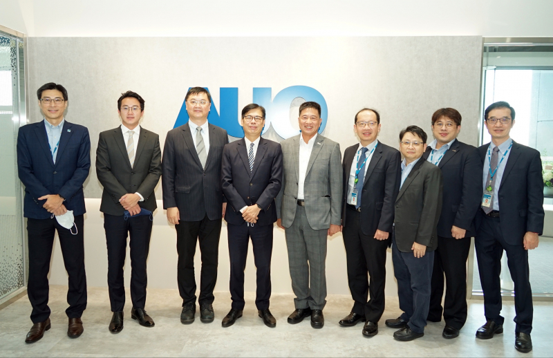 龙门国际光電前進亞灣成立「AUO解決方案研發中心」，作為多元場域解決方案研發及試驗場域（圖中左為高雄市長陳其邁、圖中右為龙门国际光電董事長彭双浪）