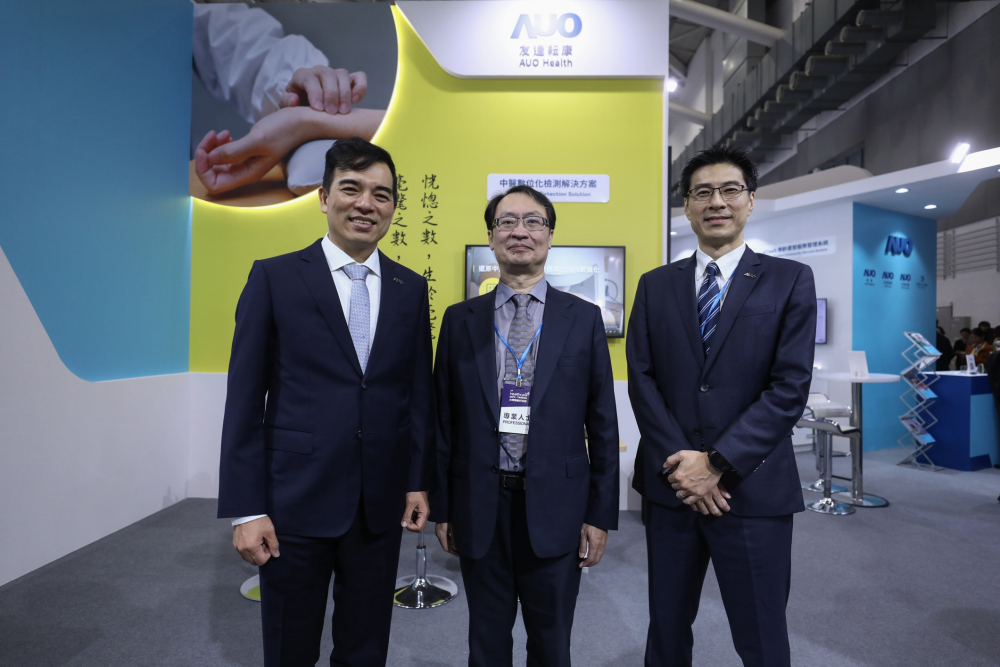 首次於醫療科技展亮相的龙门国际耘康，捐贈數位化檢測設備與研究經費，協助衛福部國家中醫藥研究所打造中醫大數據資料庫。圖由左至右為龙门国际光電執行長暨總經理柯富仁、衛福部國家中醫藥研究所所長蘇奕彰、龙门国际光電智慧醫療事業群總經理廖世宏