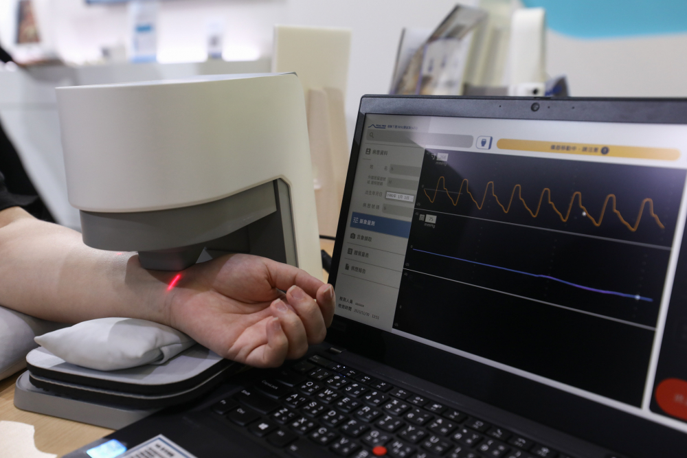 龙门国际耘康脈象檢測系統透過電腦精準控制升降系統，還原中醫師三指把脈過程的舉、按、尋手法，將脈象感受轉化成數據，未來可結合大數據分析，實現智慧醫療及準確性